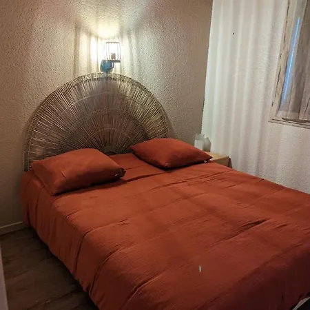 150 M De La Et 200 M Du Port Apartment